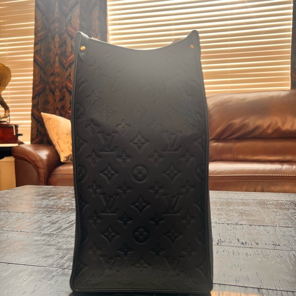 A gorgeous lv big bag I really love it too big for me - Picture 2 of 8